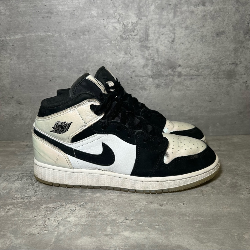 Nike Air Jordan 1 Mid Sneaker DN4321-100 Womens sz 8.5 black/white